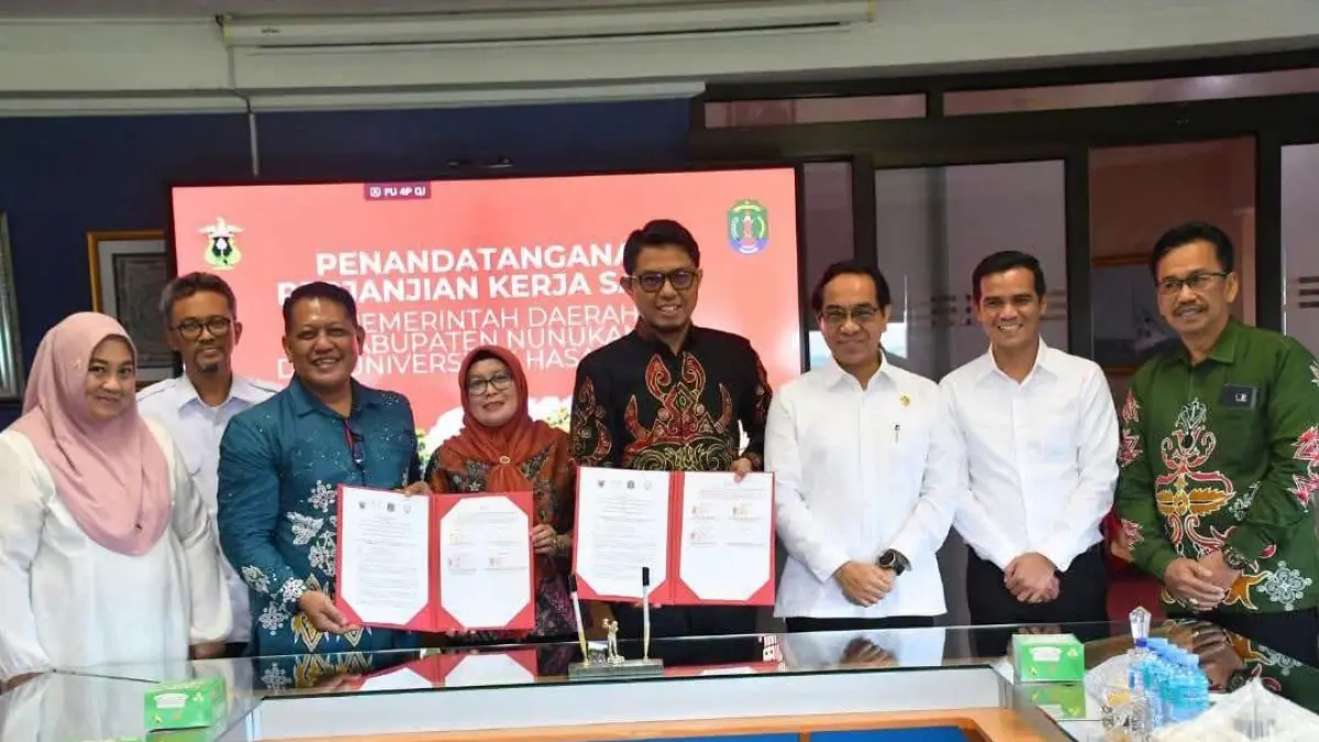 KOLABORASI : Bupati Nunukan H. Irwan Sabri bersama Rektor Universitas Hasanuddin Prof. Jamaludin Jompa saat penandatanganan perjanjian kerja sama Program Pendidikan Dokter Gigi Spesialis Afirmasi antara FK Gigi Unhas, RS Gigi dan Mulut Pendidikan Unhas, Pemkab Nunukan, serta RSUD Nunukan.&nbsp;