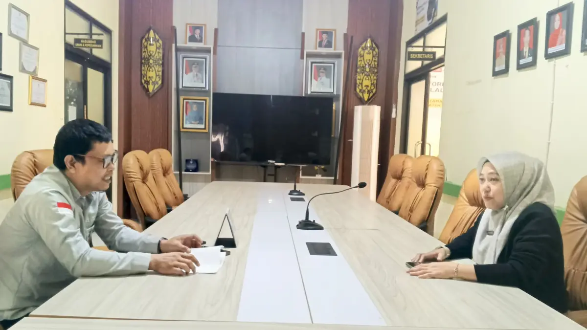 ADMINDUK: Kepala Disdukcapil KTT Rahmawani (kanan) dan Kabid PIAK dan Pemanfaatan Data Suriansyah. 