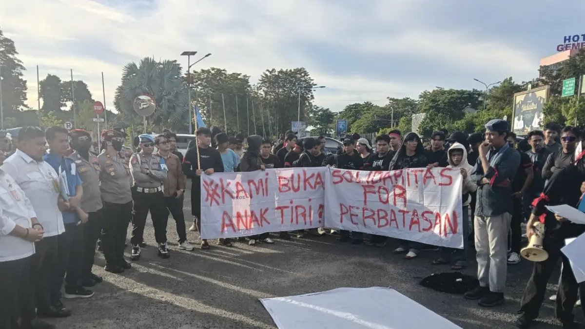 AKSI : Puluhan mahasiswa yang tergabung dalam Aliansi Mahasiswa Perbatasan Melawan menggelar aksi di Bandara Juwata Tarakan terkait sulitnya akses transportasi udara bagi masyarakat perbatasan. ISTIMEWA