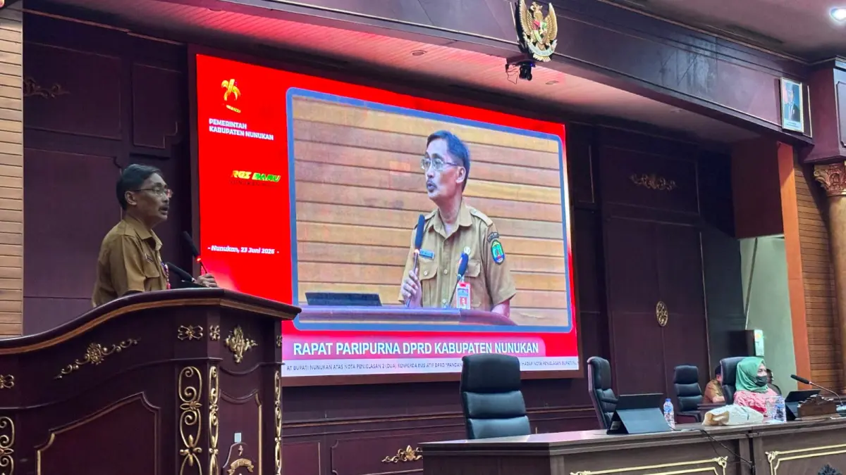 DUKUNGAN : Asisten III Bidang Administrasi Umum Sekretariat Daerah (Setda) Nunukan, Sirajuddin, menyampaikan tanggapan pemerintah&nbsp; atas ranperda usulan DPRD Nunukan.