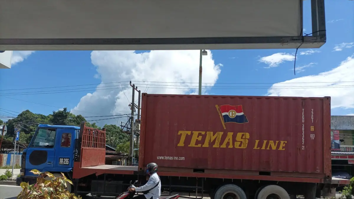 MASIH TERKENDALA: Arus kendaraan angkutan barang melintas di salah satu ruas jalan utama Kota Tarakan AGUS DIAN ZAKARIA/RADAR TARAKAN

&nbsp;