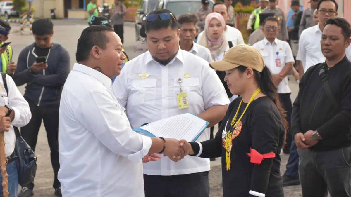 TERIMA ASPIRASI: Pihak Bandara Juwata Tarakan memastikan aspirasi yang disampaikan Aliansi Mahasiswa Perbatasan Melawan akan diteruskan kepada pihak berwenang untuk ditindaklanjuti. ISTIMEWA