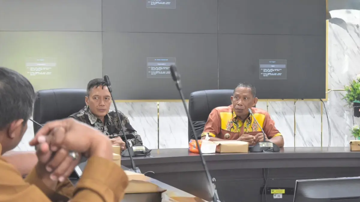 AIR KEMASAN : Bupati Bulungan Syarwani dan jajaran rapat bersama membahas mekanisme pemasaran air minum kemasan Bulungan.
(Taslee/Radar Tarakan)