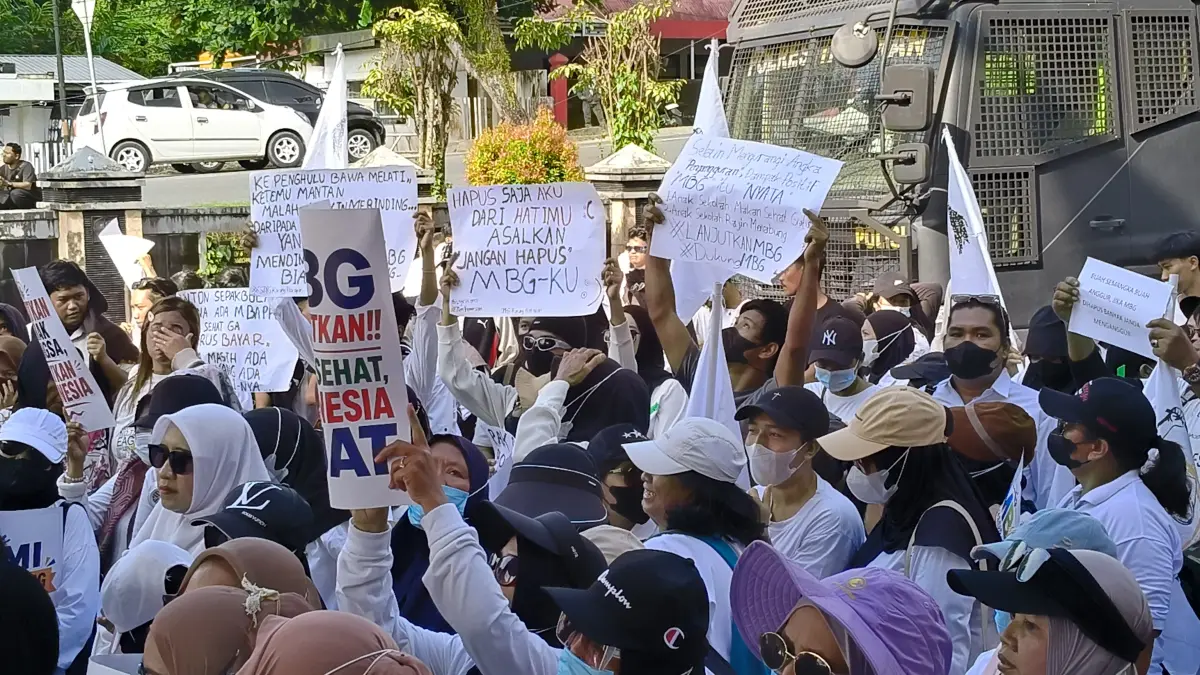 AKSI : Ratusan massa yang tergabung dalam aliansi Masyarakat Peduli Kota Tarakan melaksanakan aksi mendukung program MBG di depan kantor DPRD Tarakan pada Kamis (25/6). AGUS DIAN ZAKARIA/RADAR TARAKAN