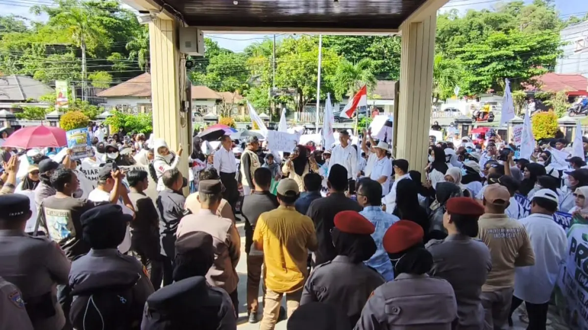BERSATU : Massa yang tergabung dalam Masyarakat Peduli Kota Tarakan menyampaikan aspirasi terkait dukungan terhadap program MBG di depan Kantor DPRD Kota Tarakan. AGUS DIAN ZAKARIA/RADAR TARAKAN