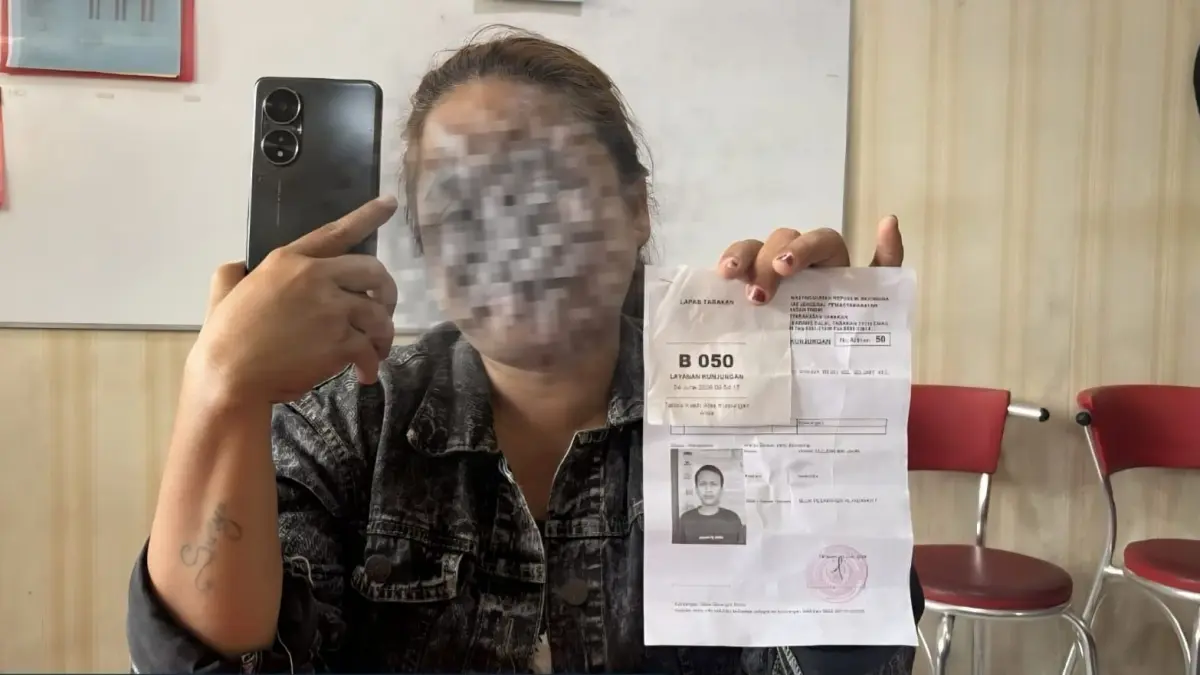 DIGAGALKAN : Petugas Lapas Tarakan berhasil mengagalkan penyelundupan ponsel ke Lapas yang dibawa oleh pengunjung. LAPAS KELAS
