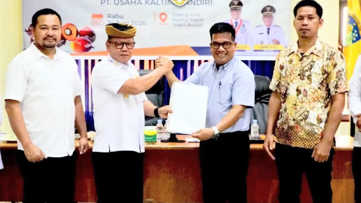 KEWAJIBAN: Penyerahan Surat Keputusan (SK) Bupati kepada calon petani plasma dari Koperasi Takau Ngengai, Embaya Takau, dan Linsayung Iti yang bermitra dengan PT Usaha Kaltim Mandiri.