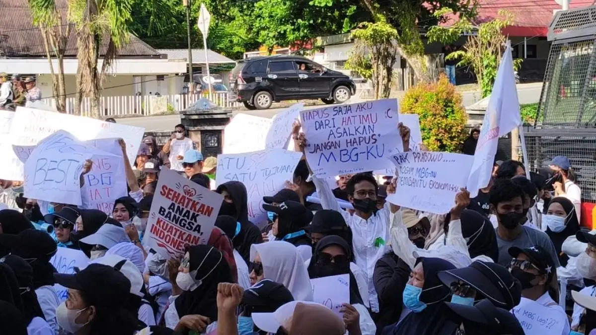 MENDUKUNG : TMI Kaltara membawa spanduk penolakan penghentian MBG. AGUS DIAN ZAKARIA/RADAR TARAKAN