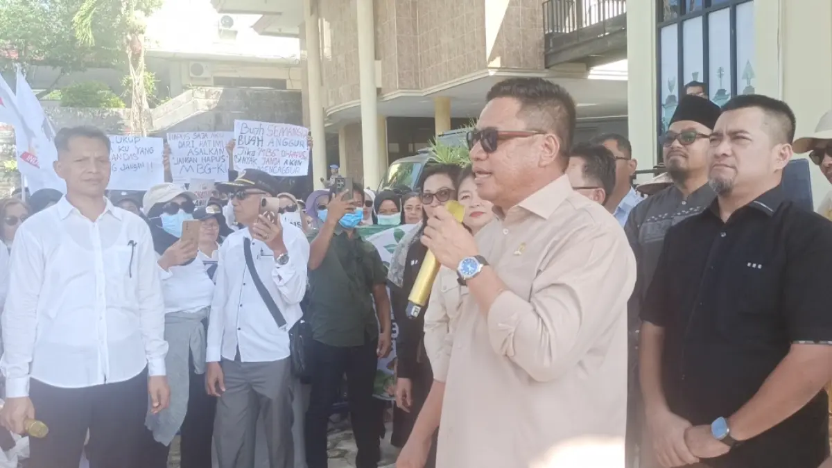 ORASI : Ketua DPW Tani Merdeka Indonesia (TMI) Kalimantan Utara, Jufri Budiman menyampaikan orasinya di depan kantor DPRD Tarakan. AGUS DIAN ZAKARIA/RADAR TARAKAN