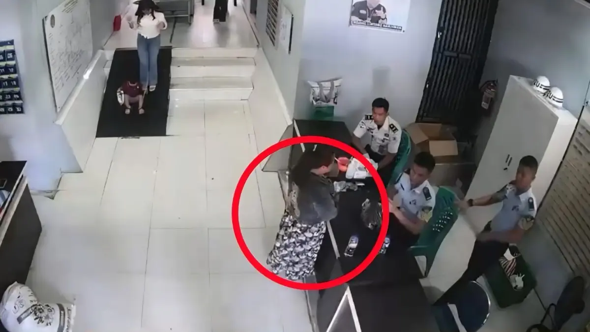 PEMERIKSAAN : Petugas Lapas Tarakan meningkatkan pemeriksaan manual saat alat pemindai X-ray lagi rusak.&nbsp;ISTIMEWA