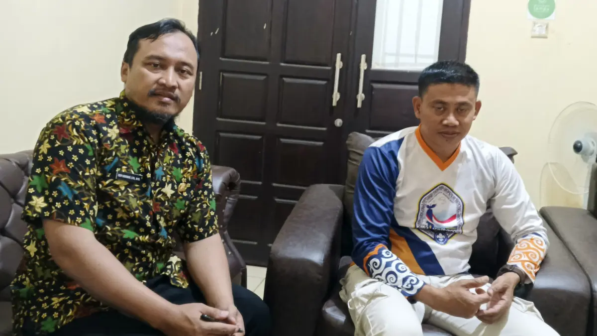 Plt. Kepala SMAN TU 1 Tana Tidung Rudi. Umardani (kiri) dan Arman, Ketua Panitia SPBM
