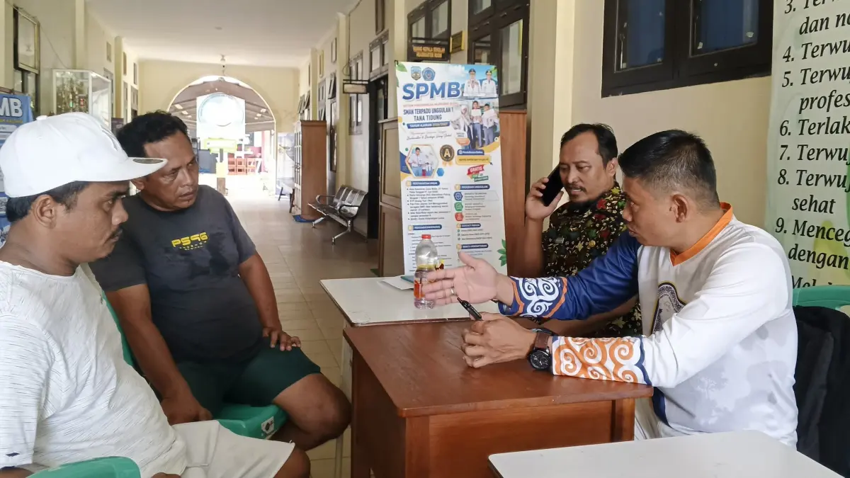 PROTES: Orang tua siswa mempertanyakan SPBM di SMAN TU 1 Tana Tidung yang tidak mengakomodir anaknya tinggal tak jauh dari sekolah yang dituju. (FOTO: SOPIAN/RADAR TARAKAN)
