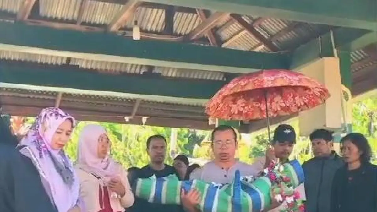 BERDUKA : Ayah Zivian mengangkat jenazah anaknya sebelum dimasukan ke liang lahat. AGUS DIAN ZAKARIA/RADAR TARAKAN