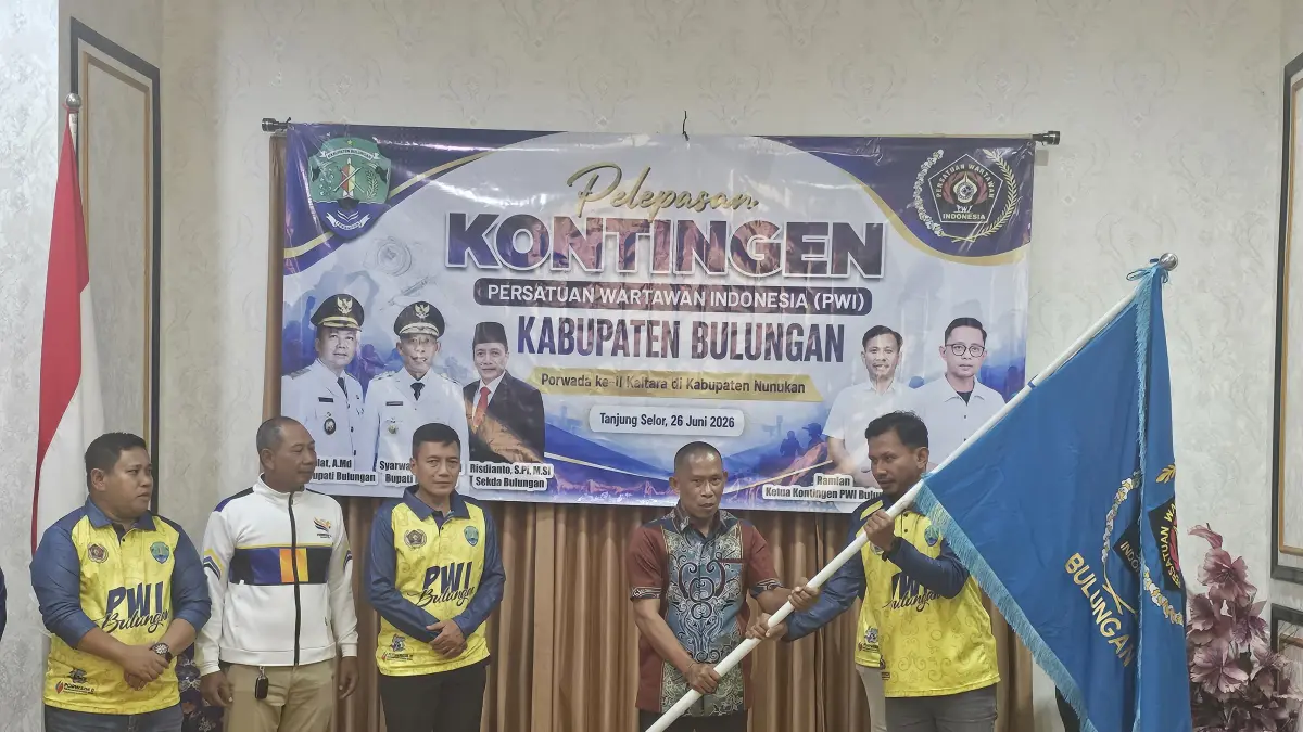 DILEPAS: Bupati Bulungan, Syarwani melepas kontingen PWI Bulungan. FOTO: RADAR TARAKAN