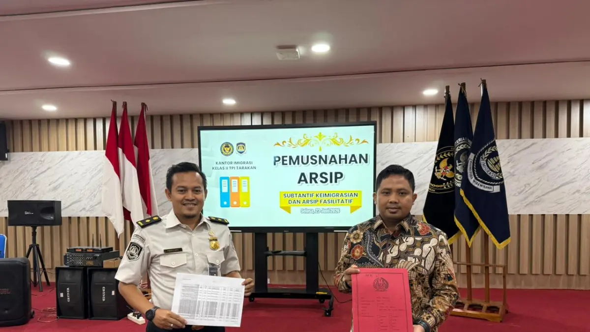DIMUSNAHKAN : Kantor Imigrasi Kelas II TPI Tarakan memusnahkan sebanyak 2.737 berkas arsip keimigrasian dan administrasi resmi sebagai langkah penataan sistem kearsipan. ISTIMEWA