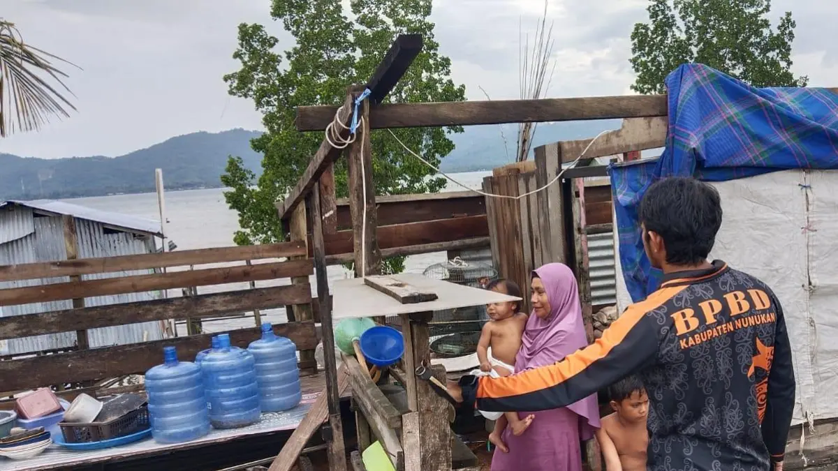 EVAKUASI : BPBD Nunukan melakukan pengecekan dan evakuasi bangunan yang terdampak Puting Beliung.&nbsp;