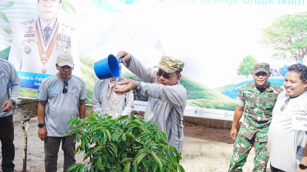 IKLIM: Wagub Kaltara, Ingkong Ala saat menanam pohon pada momentum Hari Lingkungan Hidup Sedunia 2026 di Bulungan. FOTO: DKISP KALTARA