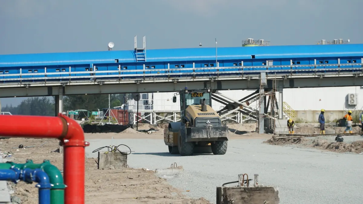 KAWASAN INDUSTRI: Aktivitas alat berat di kawasan industri Tanah Kuning-Mangkupadi di Kecamatan Tanjung Palas Timur, Bulungan. FOTO: RADAR TARAKAN