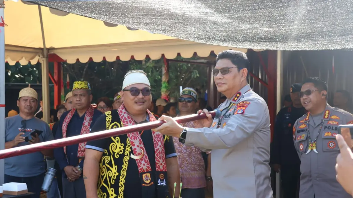 PELESTARIAN BUDAYA: Kapolda Kaltara Irjen Pol Djati Wiyoto Abadhy menggunakan sumpit. FOTO: DOK POLDA KALTARA