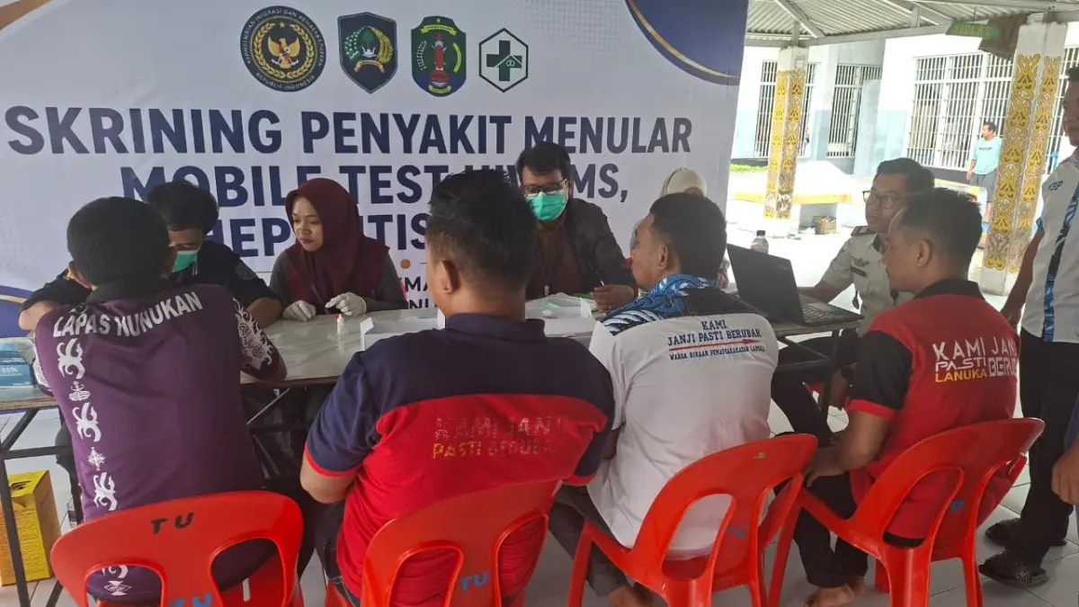 PEMERIKSAAN : Petugas Puskesmas Sedadap dan petugas Klinik Lapas Kelas IIB Nunukan melakukan pengecekan kesehatan terhadap WBP Lapas Nunukan.&nbsp;