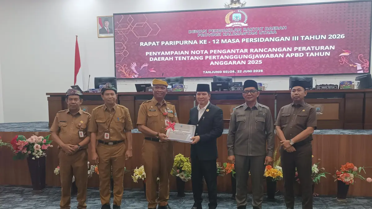 PEMERINTAHAN: Penyerahan dokumen nota pengantar raperda pertanggungjawaban APBD 2025 ke DPRD Kaltara. FOTO: IWAN K/RADAR TARAKAN
