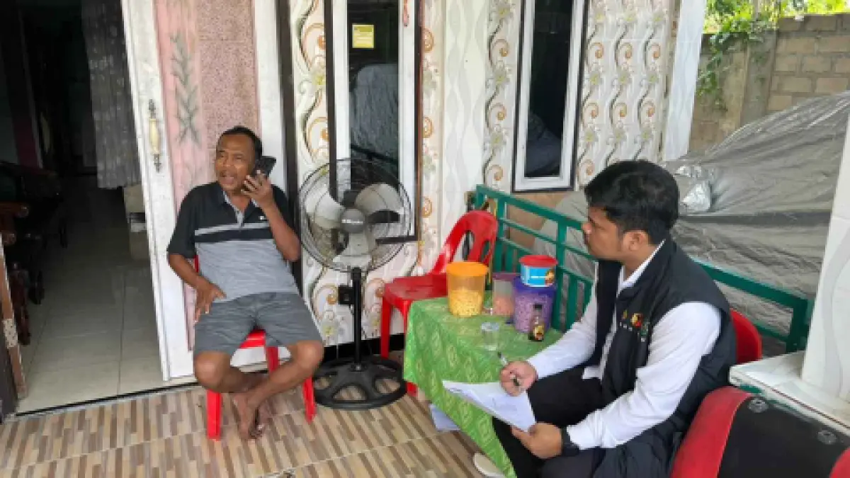 PEMUTAKHIRAN: Jajaran Bawaslu Tarakan melakukan mencocokkan data pemilih secara langsung di sejumlah kelurahan di Kota Tarakan. AGUS DIAN ZAKARIA/RADAR TARAKAN
