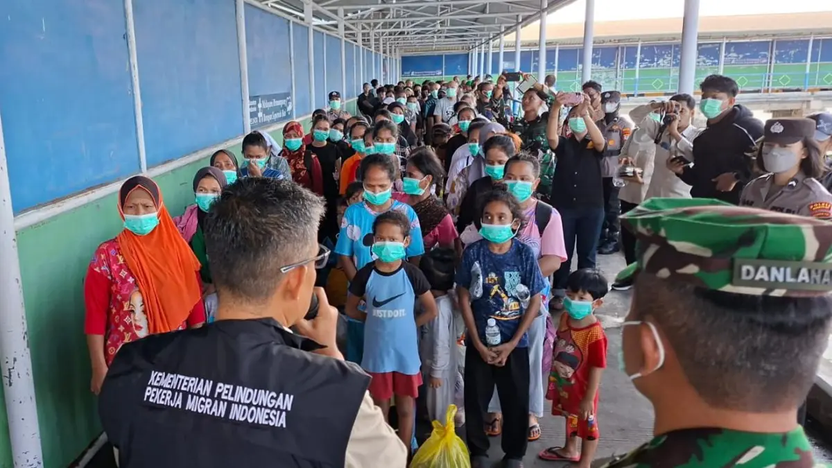 PENYAMBUTAN : Kepala BP3MI Kaltara, Kombes Pol Andi Muh Ichsan saat memberikan arahan kepada PMI yang dideportasi saat tiba di Pelabuhan Tunon Taka, Nunukan.&nbsp;