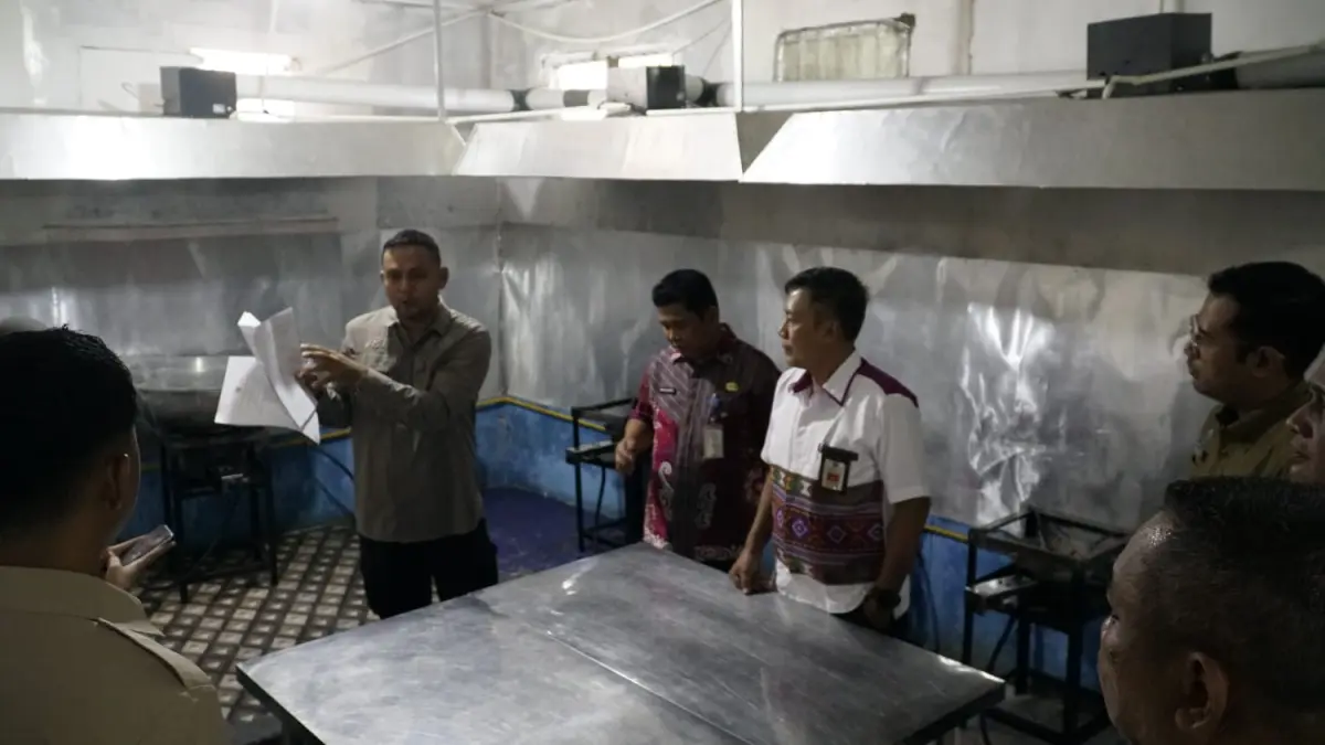 SIDAK: Sekda Bulungan, H. Risdianto memimpin sidak ke dapur MBG di Tanjung Selor. FOTO: RADAR TARAKAN