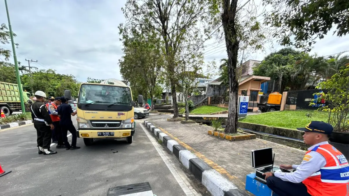 SOROTI : Dishub Tarakan menyoroti masih rendahnya kepatuhan pemilik kendaraan angkutan barang dalam melakukan Uji Kir. ELIAZAR/RADAR TARAKAN