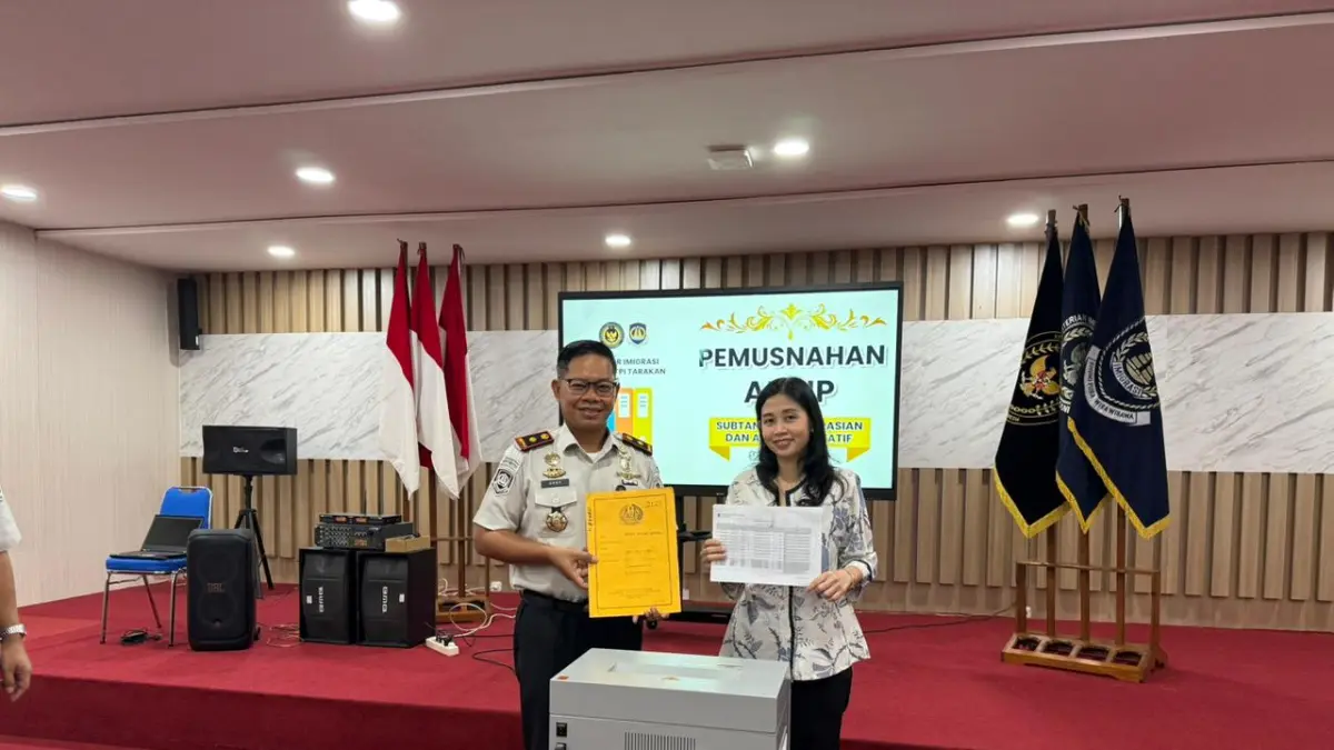 TRANPRANSI : Transparansi pengelolaan arsip negara menjadi perhatian Kantor Imigrasi Kelas II TPI Tarakan saat memusnahkan 2.737 berkas arsip keimigrasian dan administrasi resmi secara terbuka, Jumat (26/6). ISTIMEWA