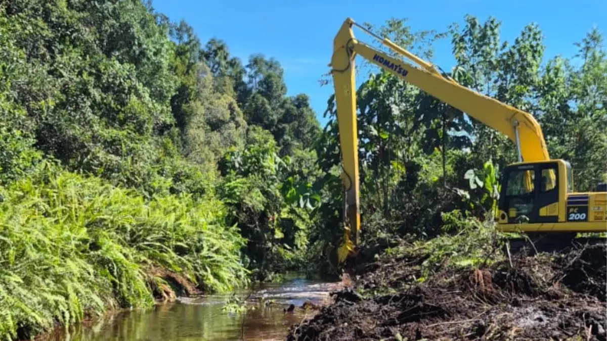 CEGAH BANJIR: DPUPRKP Tana Tidung memperbaiki drainase yang ada di Kecamatan Muruk Rian. (FOTO: ISTIMEWA)
