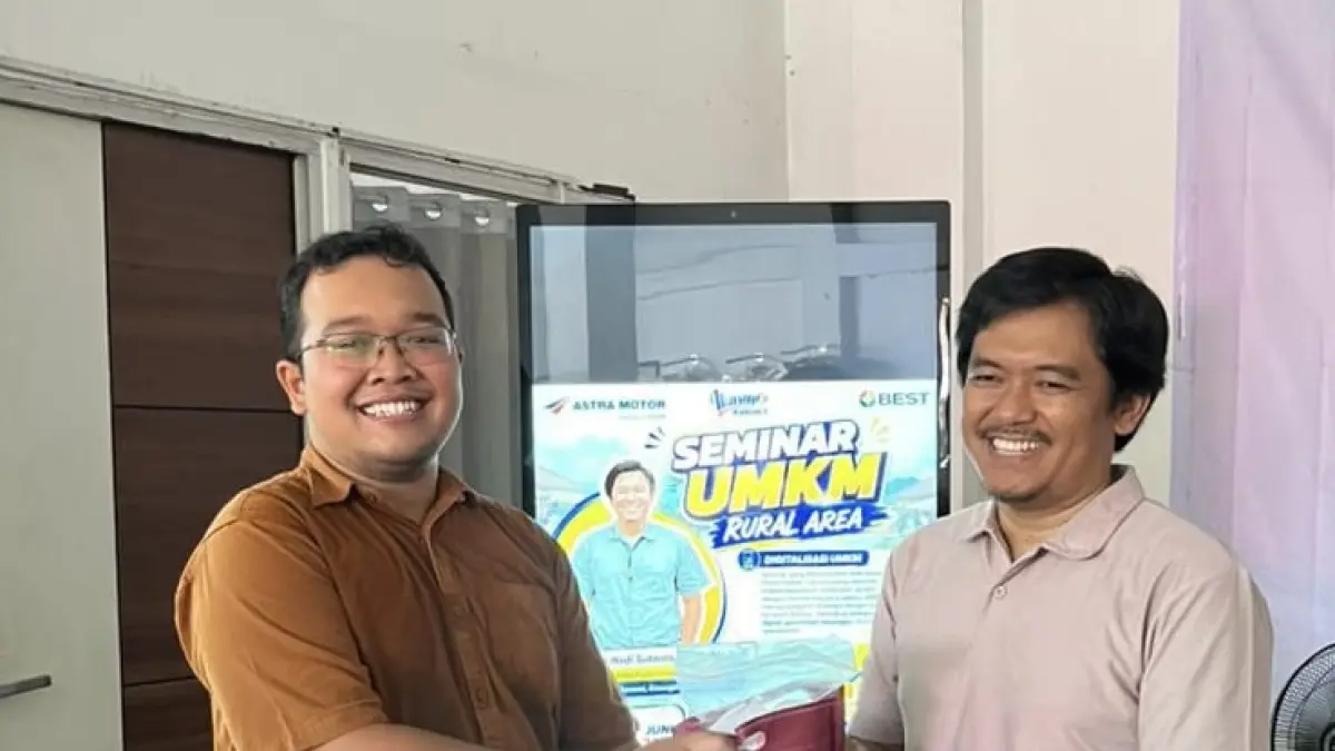 Penyerahan cenderamata kepada narasumber sebagai bentuk apresiasi atas ilmu dan inspirasi yang telah diberikan dalam Seminar UMKM Rural Area.
