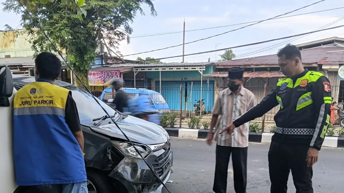 TERBALIK : mobil Daihatsu Sigra bernomor polisi KU 1494 G mengalami kecelakaan tunggal di Simpang Sebengkok, Jalan Yos Sudarso, Tarakan, Minggu (28/6) pagi. ISTIMEWA