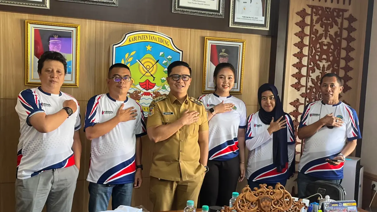 ABADIKAN MOMEN: Bupati Ibrahim Ali bersama kontingen wartawan Tana Tidung yang akan mengikuti Porwarda II di Nunukan. 