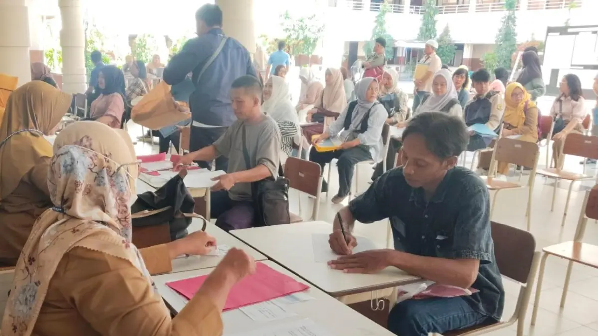 ANTRE: Ratusan orang tua dan calon peserta didik memadati SMPN 1 Tarakan pada hari pertama pelaksanaan SPMB, Senin (29/6). Panitia membuka tujuh loket pelayanan untuk mempercepat proses verifikasi berkas. AGUS DIAN ZAKARIA/RADAR TARAKAN