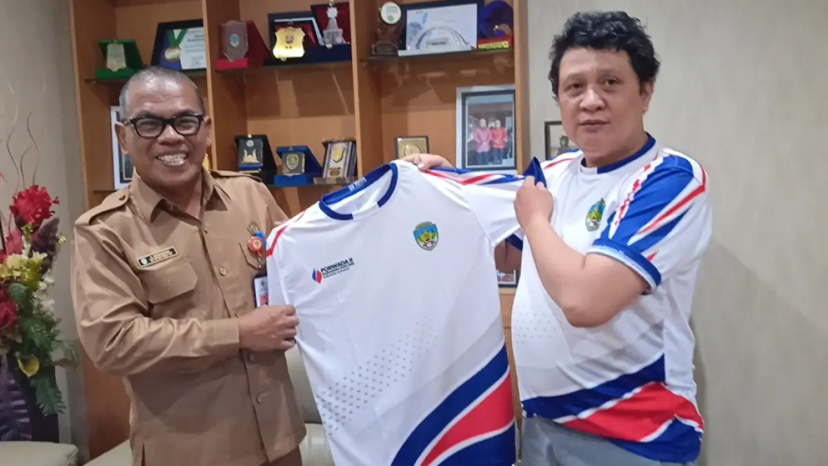 BERI DUKUNGAN: Sekda Tana Tidung H. Hersonsyah memberikan dukungan kepada kontingen wartawan Tana Tidung ke Porwarda Nunukan