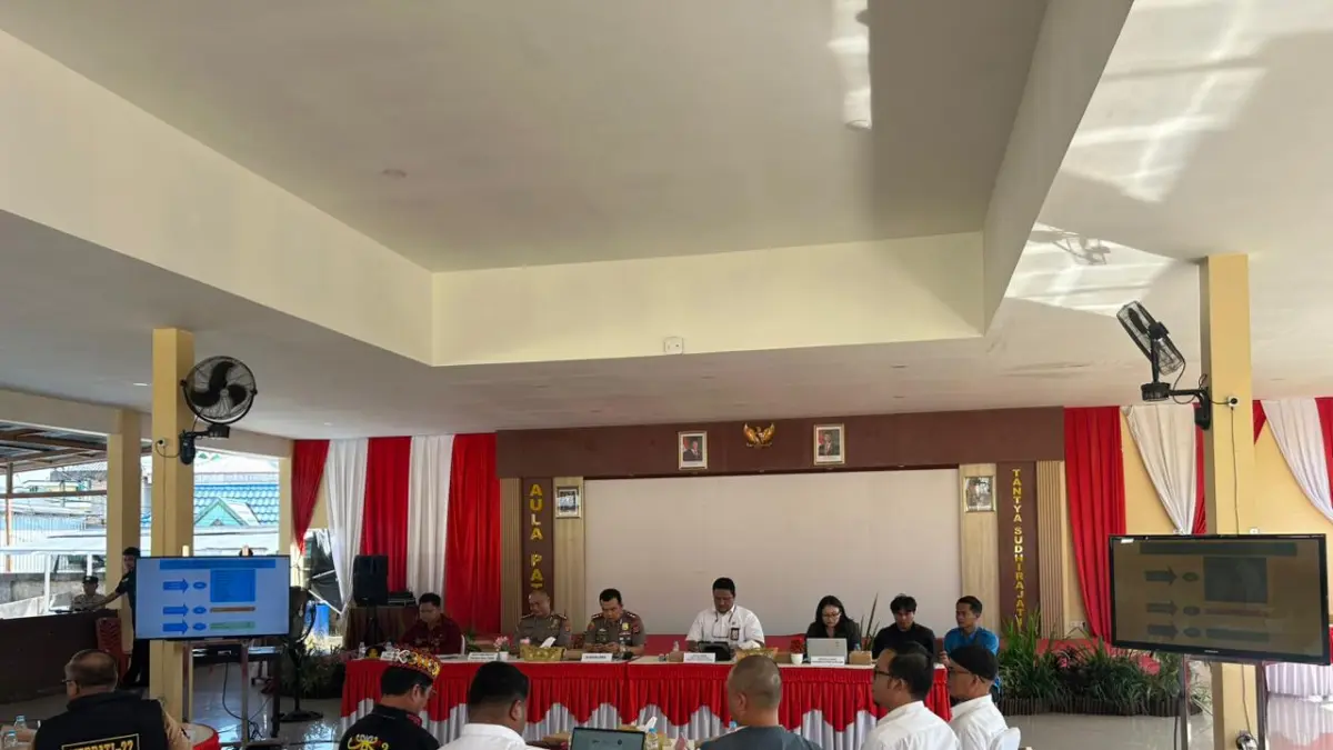 DIALOG : Polres Tarakan memfasilitasi forum dialog lintas instansi guna menindaklanjuti tuntutan Aliansi Mahasiswa Perbatasan Melawan terkait layanan penerbangan perintis di Kaltara. ELIAZAR/RADAR TARAKAN&nbsp;