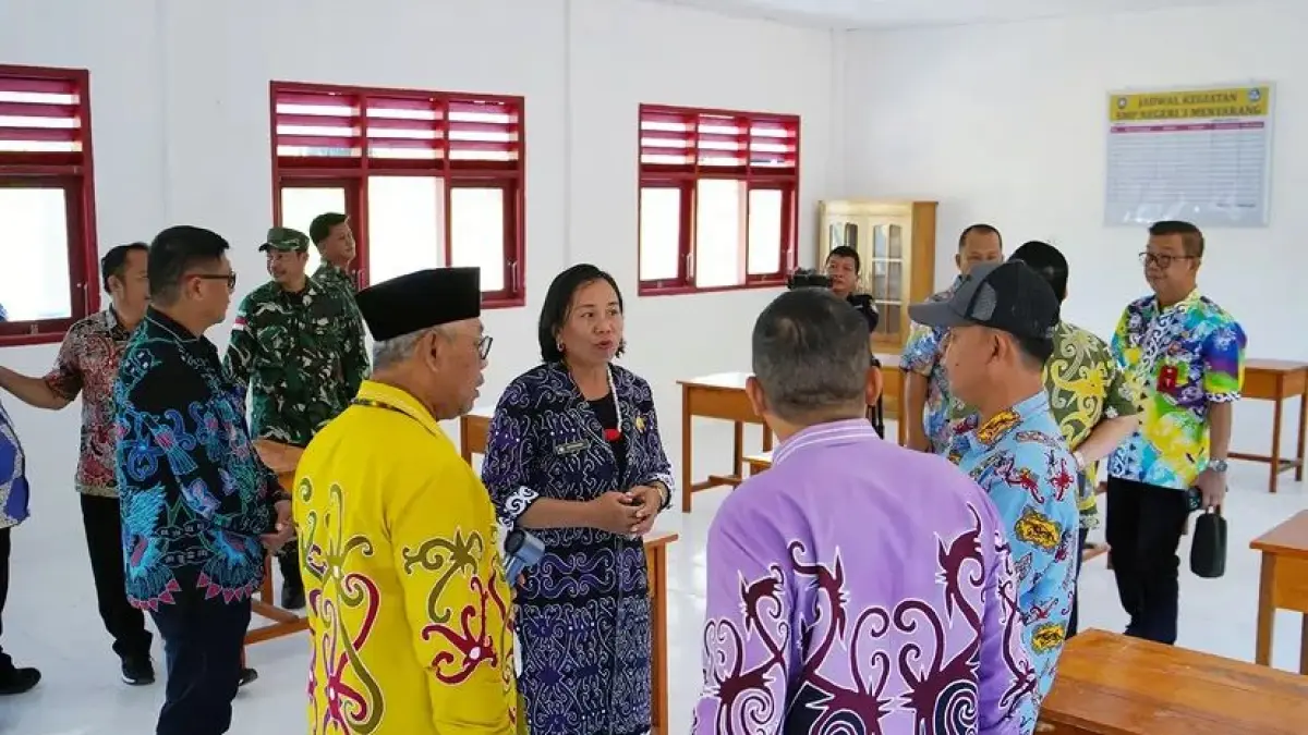 MAJU: Wabup Malinau Jakaria saat meninjau langsung gedung baru di SMPN 3 Mentarang. FOTO: DOK PEMKAB MALINAU