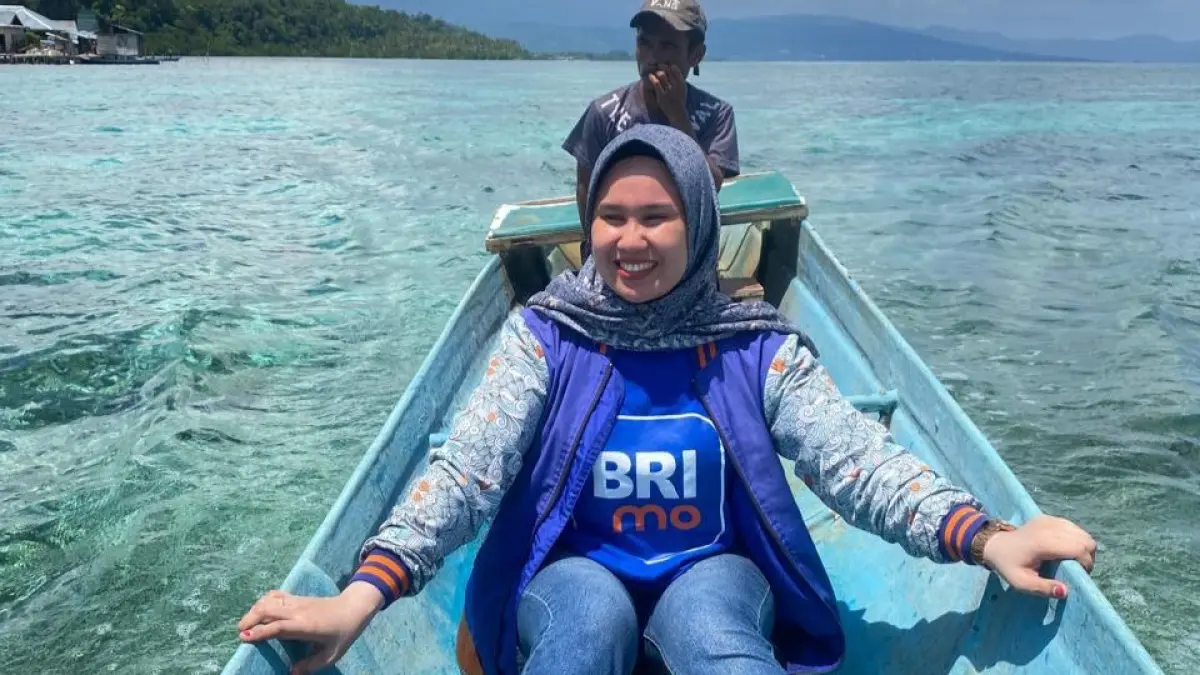 Mantri BRI menyeberangi perairan menggunakan perahu menuju wilayah kepulauan di Sulawesi Tengah untuk memberikan layanan perbankan dan menjaga akses keuangan masyarakat di daerah terpencil. Dedikasi tersebut menjadi bagian dari komitmen BRI dalam menghadirkan layanan keuangan yang inklusif hingga ke pelosok negeri.
