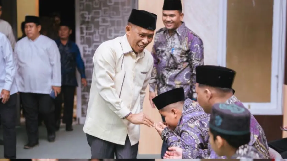 DILEPAS : Kafilah Bulungan dilepas bupati menuju MTQ Kaltara di Malinau.
(Taslee/Radar Tarakan)