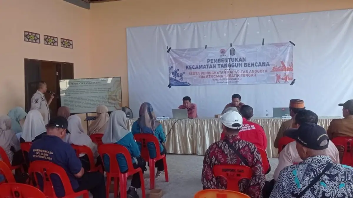 KENCANA : Camat Sebatik Tengah, Aris Nur saat sosialisasi pembentukan Kecamatan Tangguh Bencana (KENCANA) sebagai langkah strategis meningkatkan kesiapsiagaan masyarakat.&nbsp;