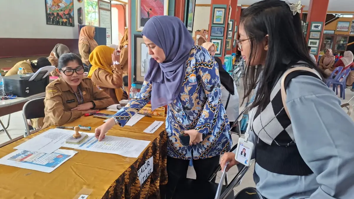 MENINJAU : ORI Perwakilan Kaltara meninjau pelaksanaan SPMB di salah satu sekolah di Kota Tarakan.&nbsp;AGUS DIAN ZAKARIA/RADAR TARAKAN