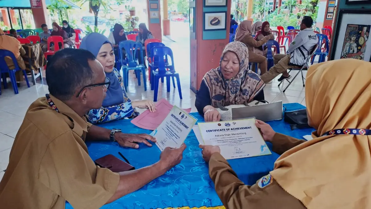 PANTAU PELAKSANAAN: Kepala Ombudsman RI Perwakilan Kalimantan Utara, Maria Ulfah, melakukan pemantauan pelaksanaan SPMB di salah satu sekolah di Tarakan. AGUS DIAN ZAKARIA/RADAR TARAKAN