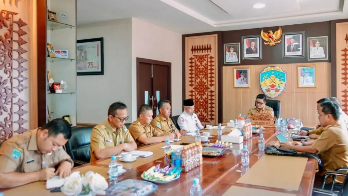 PERCEPATAN: Bupati Ibrahim Ali memimpin rapat rencana pembangunan IAIN di Tana Tidung. (FOTO: ISTIMEWA)