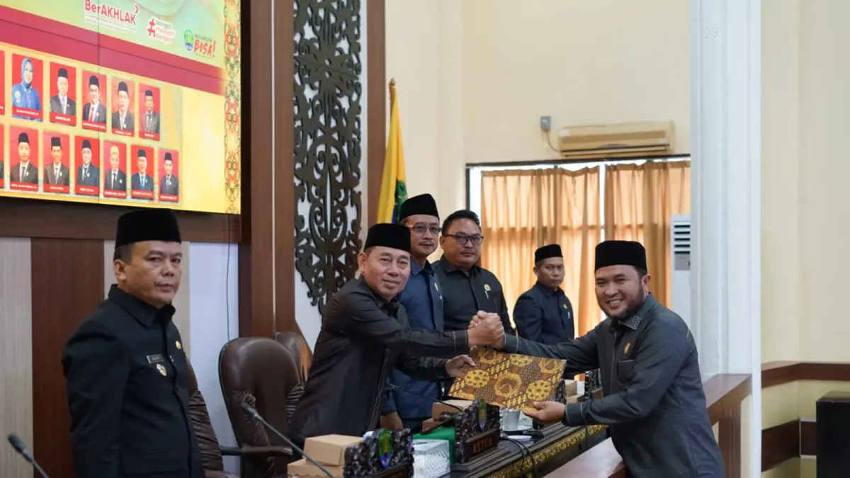 RAPERDA: Wabup Bulungan, Kilat hadir dalam sidang paripurna pembahasan raperda di gedung DPRD Bulungan.
(Taslee/Radar Tarakan)