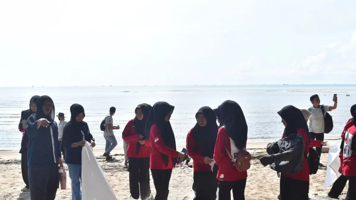 BERSIH : Warga dan pelajar melakukan aksi bersih-bersih di Pantai Cemara, Desa Mangkupadi.
(Taslee/Radar Tarakan)