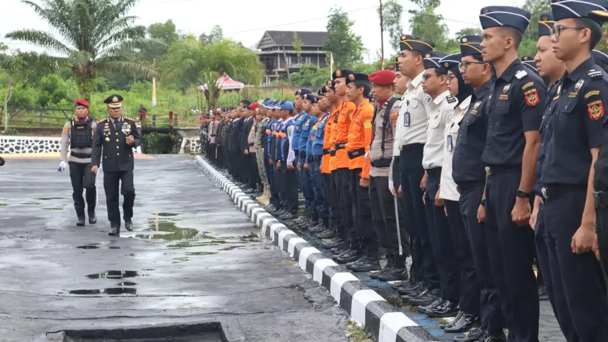 BHAYANGKARA : Kapolres Nunukan AKBP Bonifasius Rumbewas &nbsp;saat memimpin upacara Hari Bhayangkara ke-80 di Mapolres Nunukan.&nbsp;