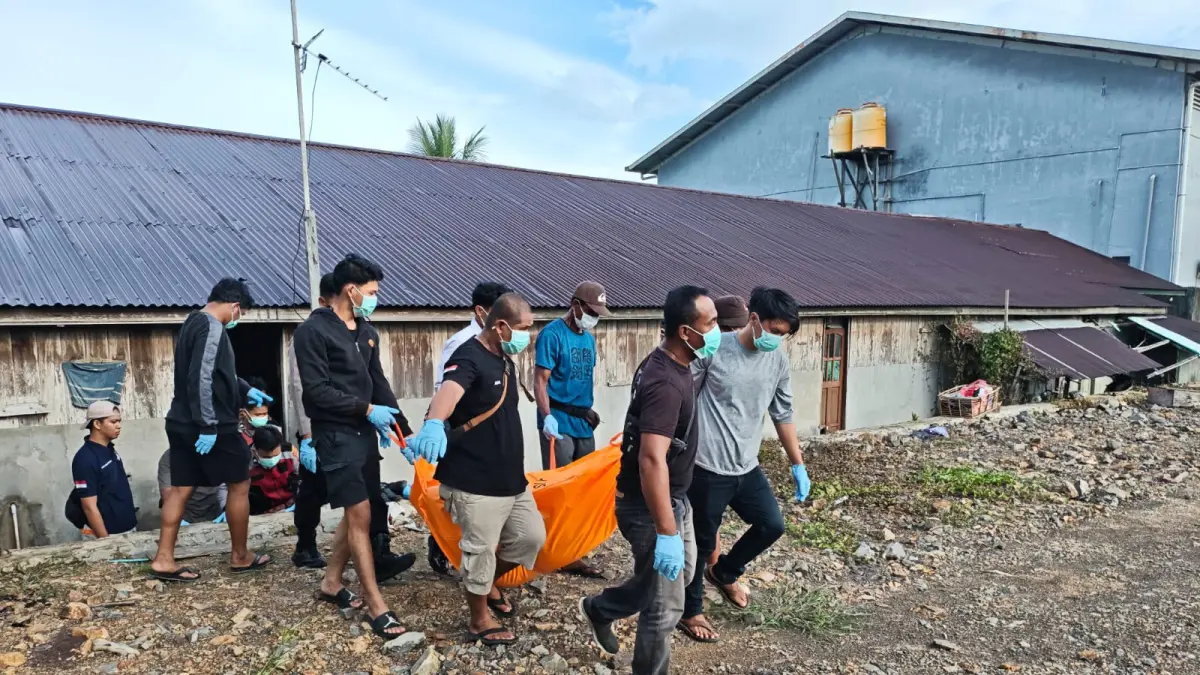 DIEVAKUASI: Petugas mengevakuasi mayat di Jalan Sengkawit. FOTO: DOK POLRESTA BULUNGAN
