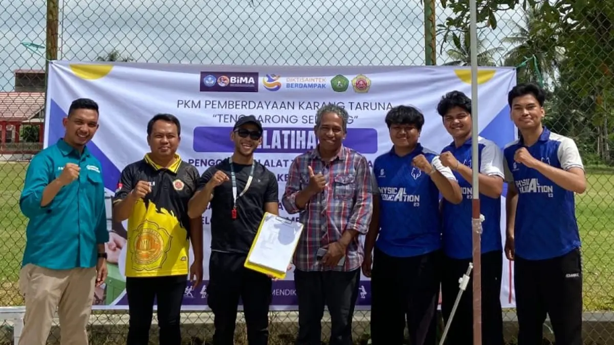 JALANKAN AMANAT: Sukron Fauzi (kiri) bersama tim dosen Pendidikan Jasmani dan Kesehatan Universitas Mulawarman, saat memberikan pelatihan di Desa Manunggal Jaya, Tenggarong Seberang, Kutai Kartanegara, Rabu (24/6) lalu.