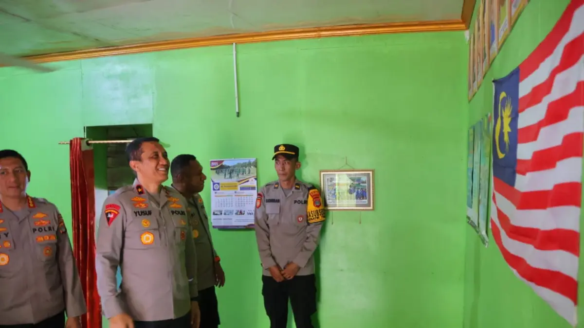 KUNJUNGAN LAPANGAN: Wakapolda Kaltara saat melakukan kunjungan ke wilayag perbatasan Indonesia-Malaysia. FOTO: DOK POLDA KALTARA